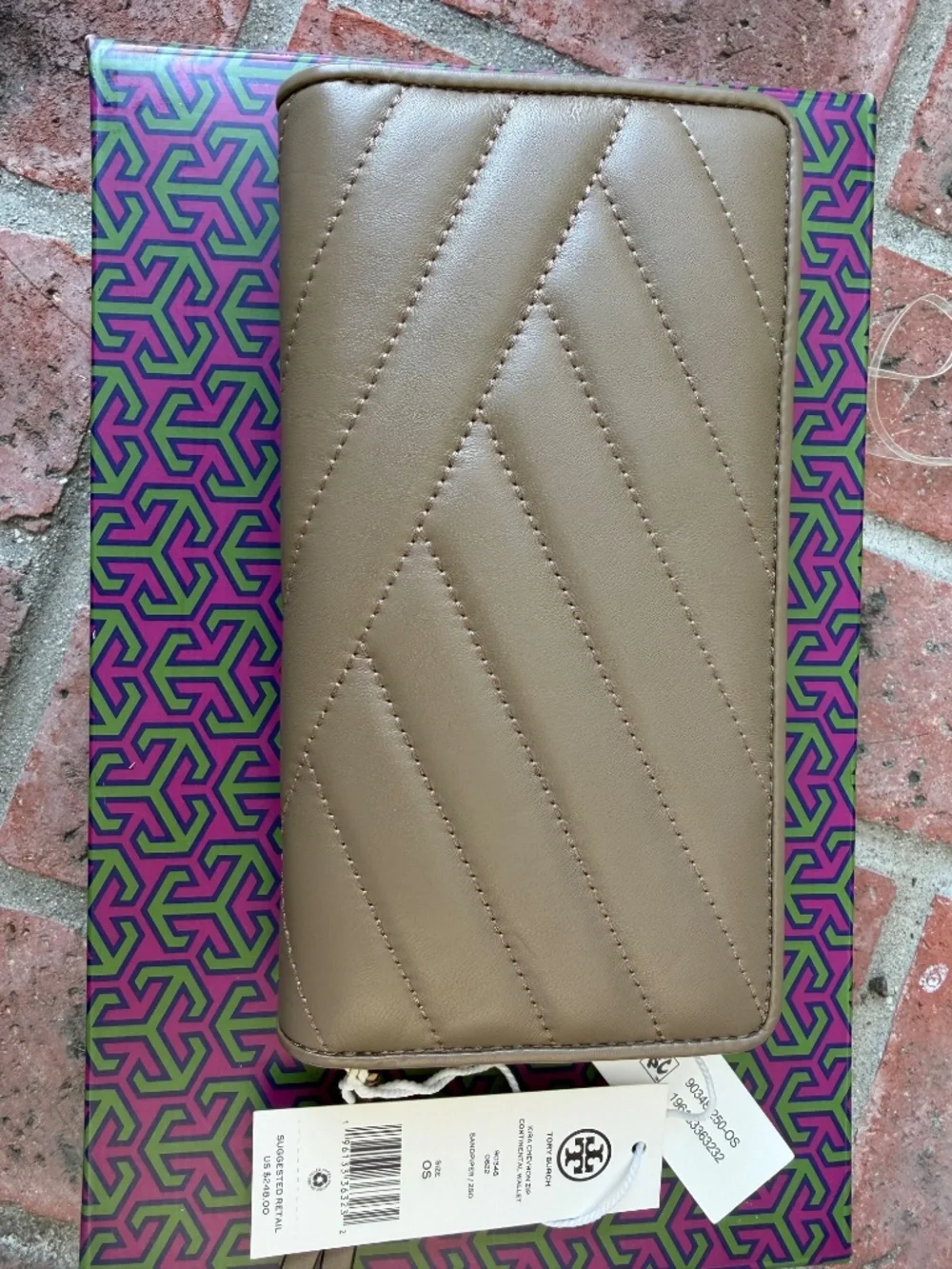 TORY BURCH - KIRA CHEVRON ZIP CONTINENTAL WALLET - SANDPIPER / 250 -NEW WITH TAG